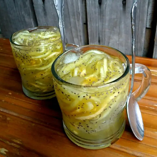 Pindahkan ke gelas-gelas saji.