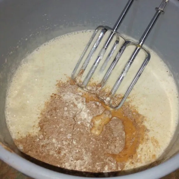 Masukkan campuran tepung secara bertahap dengan kecepatan rendah.