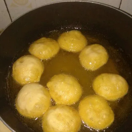 Panaskan minyak beri 2 sdm mentega putih, panaskan dengan api kecil lalu goreng donat dengan sekali balik. Angkat dan sajikan. Beri toping sesuai selera.