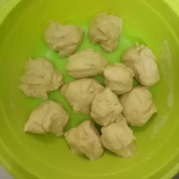 Bagi adonan menjadi beberapa bagian, kemudian gilas melebar dan lipat, lalu oles dengan bahan olesan.lakukan hingga selesai.