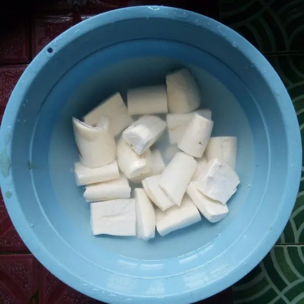 Singkong dikupas, lalu dicuci bersih. Kemudian potong-potong.