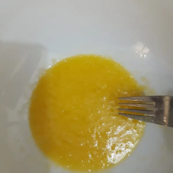 Kocok telur dan gula dahulu hingga tercampur semua.