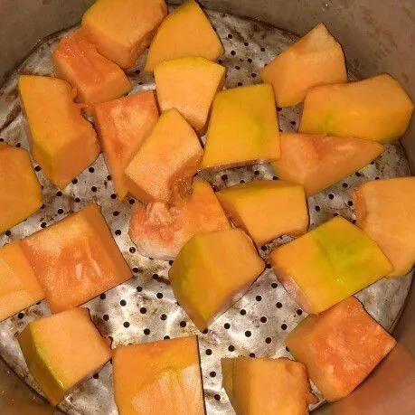 Kukus labu yang sudah di potong dan di cuci bersih. Hancurkan dengan gelas sampai lembut.