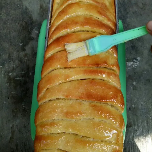 Oven hingga matang, lalu angkat dan oles lagi dengan margarin.