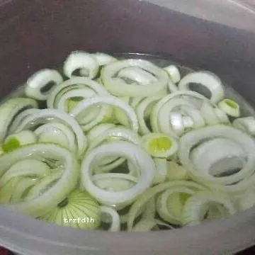 Potong onion menjadi lingkaran lalu rendam dengan air lada dan garam (proses marinasi).