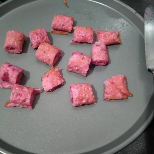 Potong sesuai selera.  Lakukan hingga semua adonan habis.