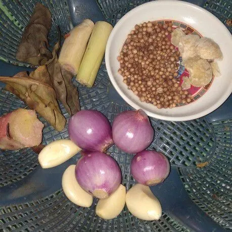 Haluskan jintan,ketumbar,bawang merah,bawang putih,kunyit,kemiri dan cabe.Panaskan minyak tumis bumbu sampai wangi dan matang