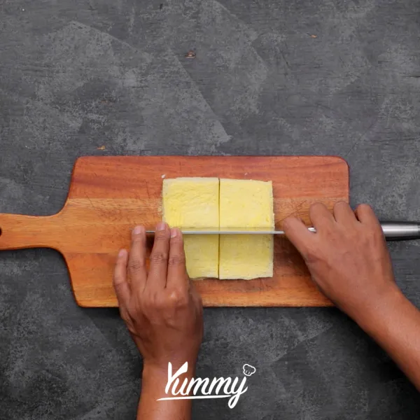 Setelah rata potong roti tawar menjadi beberapa bagian berbentuk persegi sesuai selera.