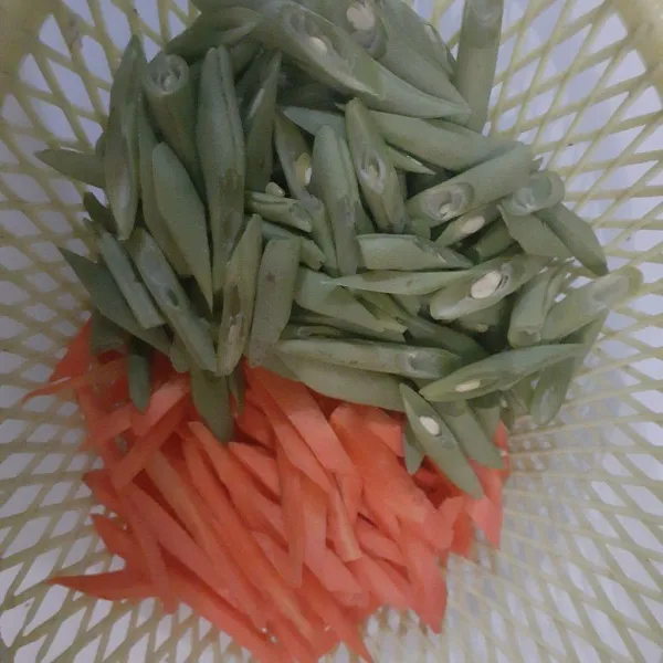 Potong serong buncis, wortel dipotong korek api, cuci bersih lalu tiriskan.