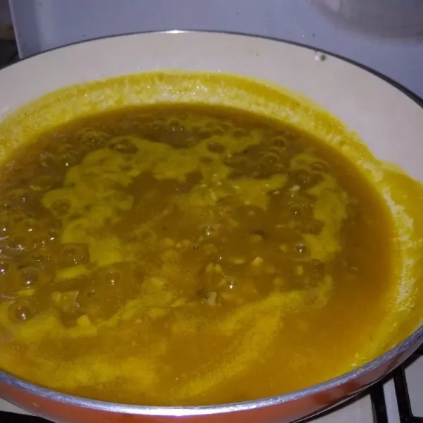 Aduk sebentar hingga, jika ingin kental bisa diaduk lebih lama. Matikan api. Sajikan selagi hangat
