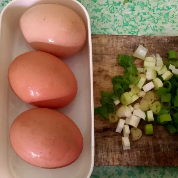 Siapkan telut dan potong - potong daun bawang