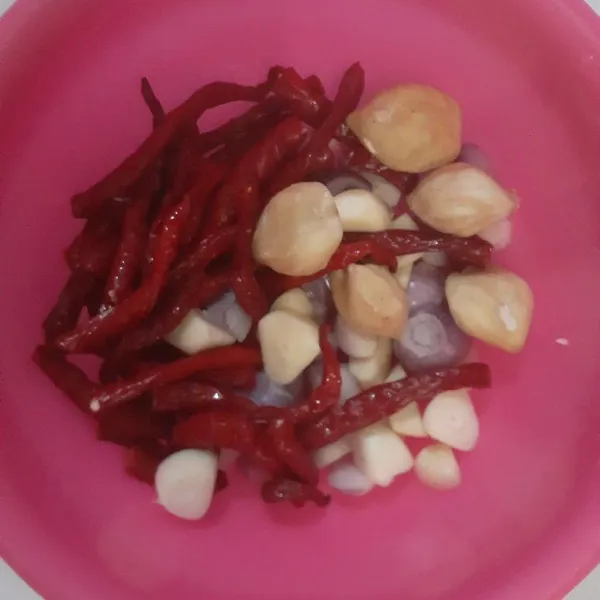 Goreng semua bumbu kecuali kunyit bubuk.