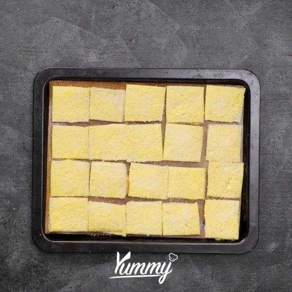 Oven dengan oven dengan suhu 180 C selama 20 menit atau microwave selama 10 menit. Setelah kering angkat dan biarkan dingin.