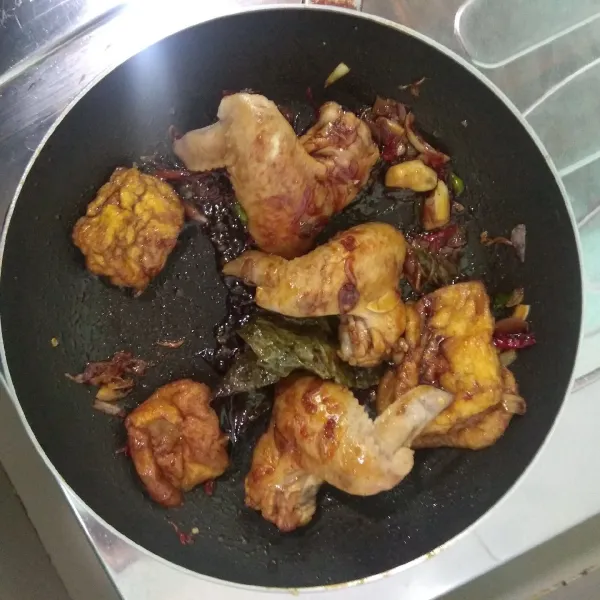 Beri bumbu tambahan air asam jawa, kecap manis, garam, gula merah dan kaldu bubuk, aduk rata.