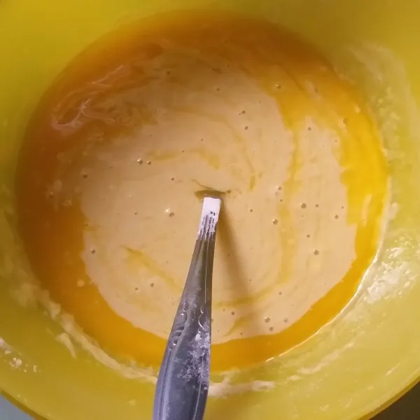 Campurkan ke dalam wadah berisi ragi yang sudah diaktifkan setengah bagian tepung, aduk merata, kemudian masukan kuning telur, mentega cair, dan susu. aduk rata lagi.