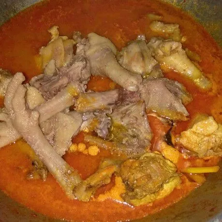 masukan santan encer masak sampai mendidih lalu masukan ayam yang sudah di rebus aduk sampai rata