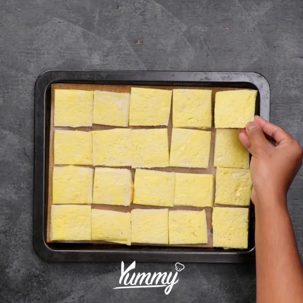 Siapkan tray lalu tata roti tawar di atas tray hingga rata. Setelah itu taburkan gula di atas roti tawar ( bisa lakukan bolak balik jika ingin merata).