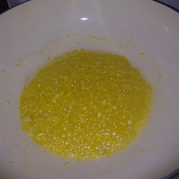 Panaskan butter, tumis bawang putih cincang hingga harum