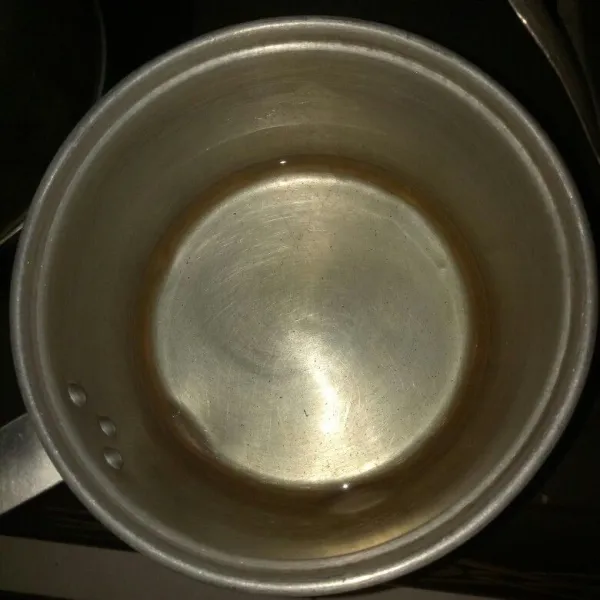 Buat sirup gula. Siapkan panci, larutkan 7 sdm gula pasir dan 1 gelas belimbing air. Masak sampai mendidih dan dinginkan