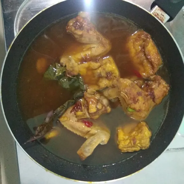 Lalu masukkan air aduk rata, lalu masak hingga ayam matang dan air menyusut.
