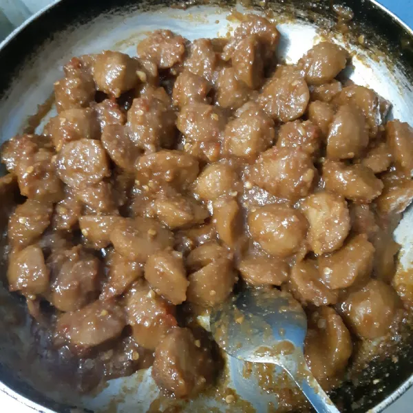 Masak dengan api sedang agar tidak gosong, sambil terus di aduk, jika sudah mengental, menyusut dan kering, tandanya pentol sudah siap dinikmati, terakhir beri perasan jeruk nipis/limau.