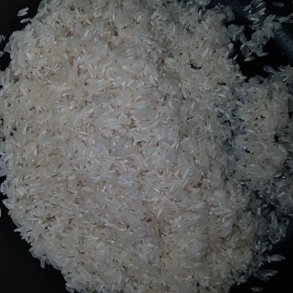 Cuci beras, kemudian masukkan beras ke dalam rice cooker.