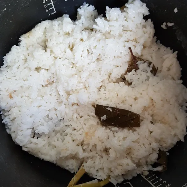 Kemudian tekan tombol cook pada rice cooker dan biarkan hingga nasi uduk matang. Setelah nasi uduk matang, buka rice cooker dan aduk nasi uduk hingga rata. Nasi uduk siap di sajikan dengan pelengkap lainnya.