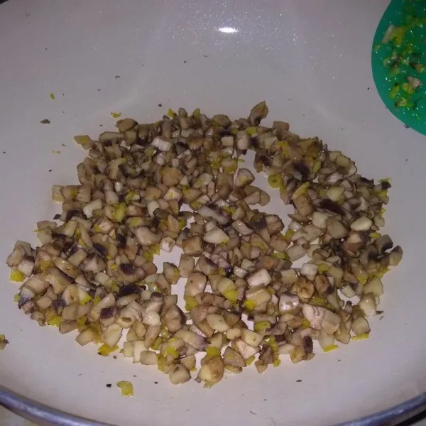 Masukkan jamur cincang, tumis hingga jamur layu