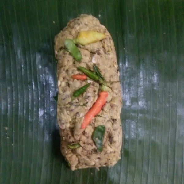 Bungkus dengan daun pisang dan sematkan lidi.