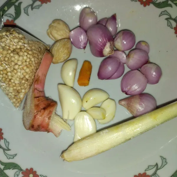 Siapkan bahan bumbu halus, lalu haluskan