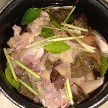 Rebus ayam yang sudah di cuci beraih dengan daun salam,daun jeruk dan batang serai sampai empuk..sisihkan