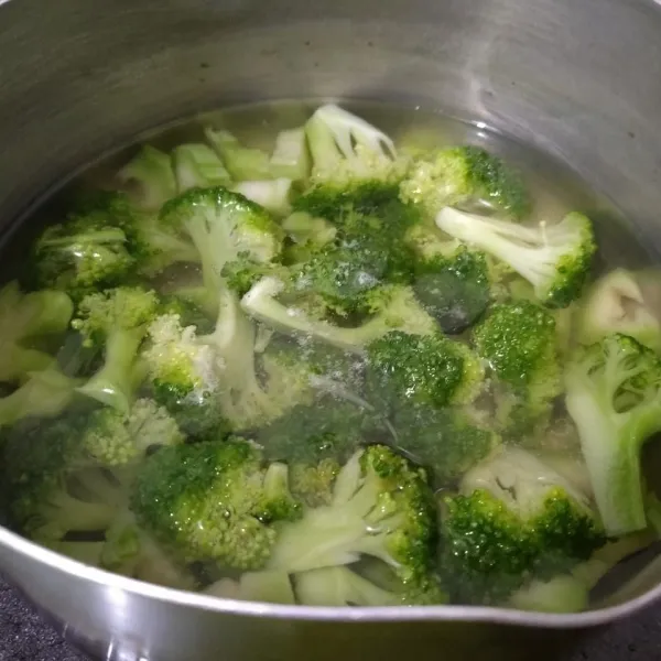 Bersihkan brokoli dan rebus setengah matang
