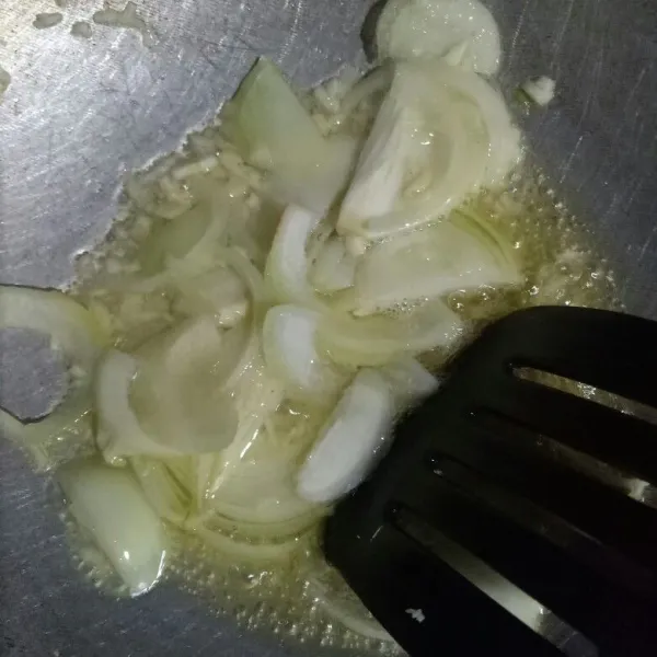 Masukkan bawang putih dan bawang bombay, masak hingga wangi
