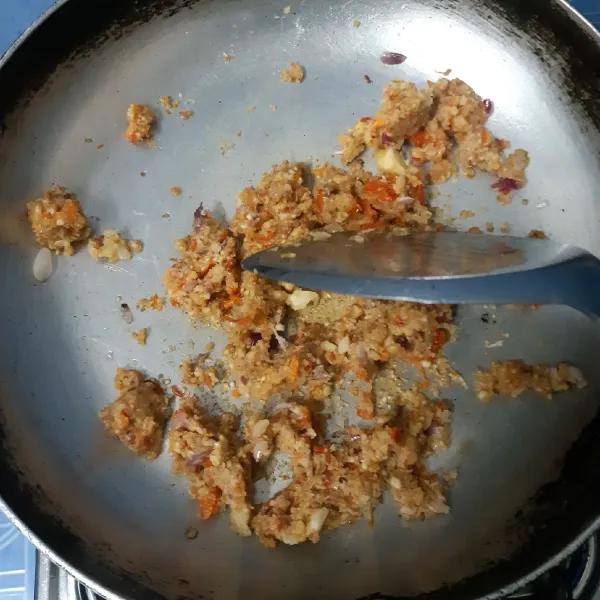 Tuang minyak ke dalam penggorengan, masukkan bumbu kacang yang tadi di blender, tumis hingga harum dengan api kecil.