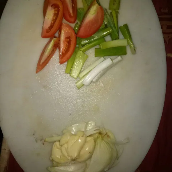 Potong bawang bombay, tomat dan daun bawang, geprek bawang putih.