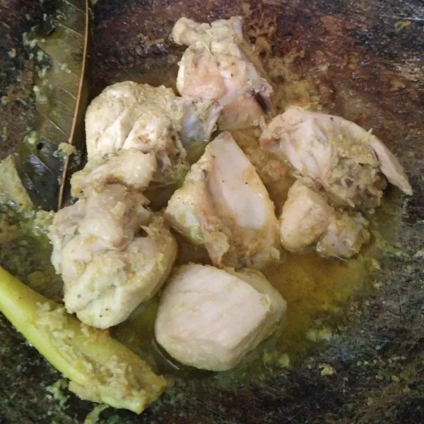 Ungkep sampai kuah menyusut.