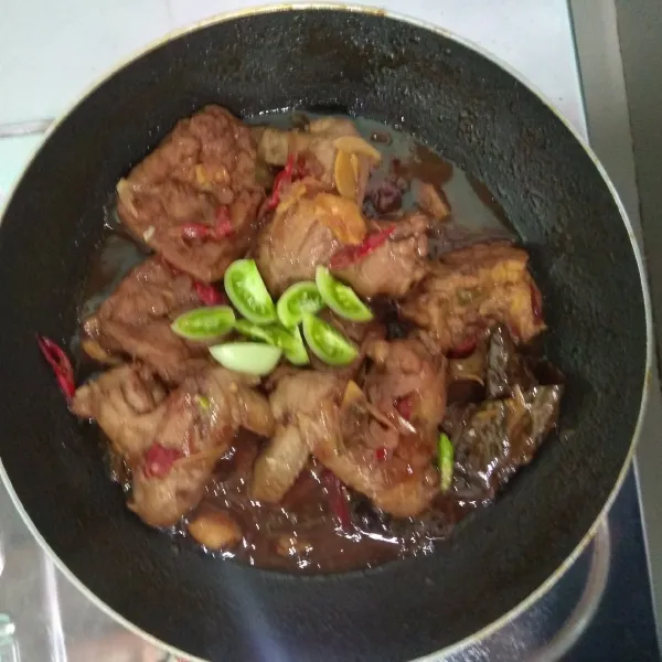 Lalu tambahkan tomat hijau kecil yang sudah dipotong, aduk rata lalu matikan api, ayam kecap siap disajikan