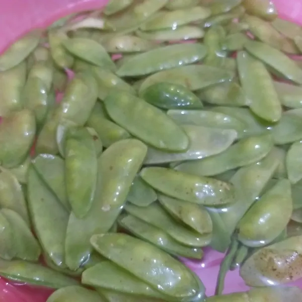 Siangi kapri dan cuci bersih.