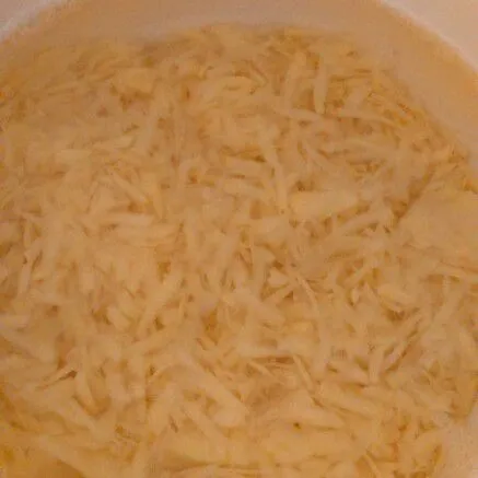 Kupas kentang lalu serut atau potong-potong tipis kentang. kemudian cuci dengan air bersih hingga 4 kali bilas sampai air bersih, kemudian tiriskan.