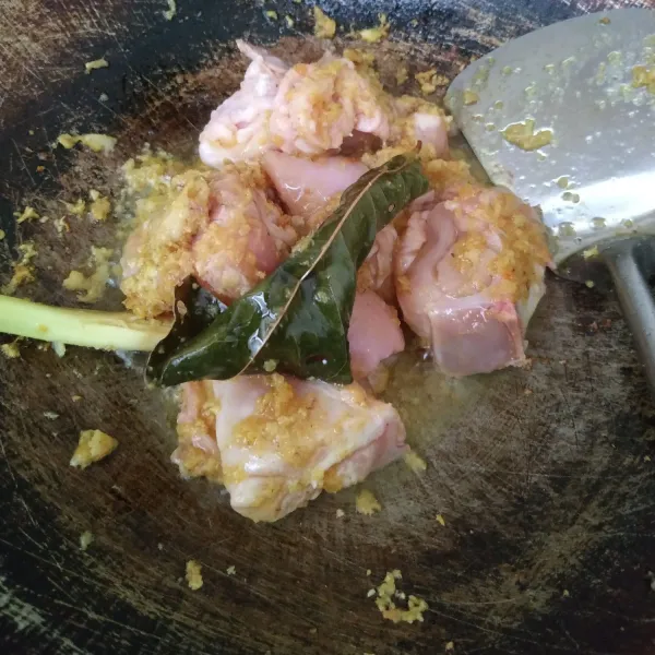 Masukkan ayam, aduk rata. Masak sampai ayam berubah warna.
