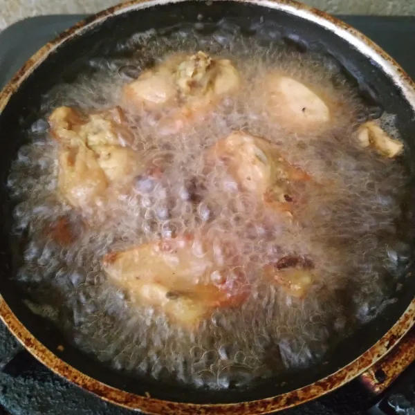 Goreng dalam minyak panas sampai matang. Bila belum langsung digoreng masukk wadah kedap udara lalu simpan dalam kulkas.