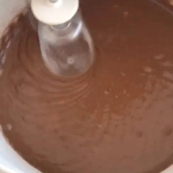 Masukkan susu kental manis rasa coklat dan 5 saset milo bubuk. Aduk hingga rata.