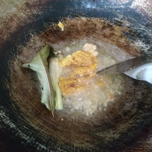 Tumis bumbu halus bersama sereh, lengkuas dan daun salam sampai harum.