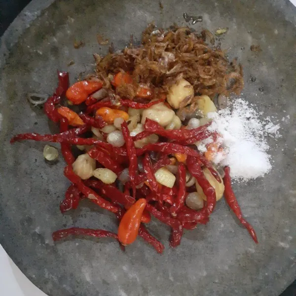 Setelah digoreng, lalu ulek atau diblender semua bumbu termasuk ebi yang sudah digoreng, tambahkan garam, ulek hingga halus.