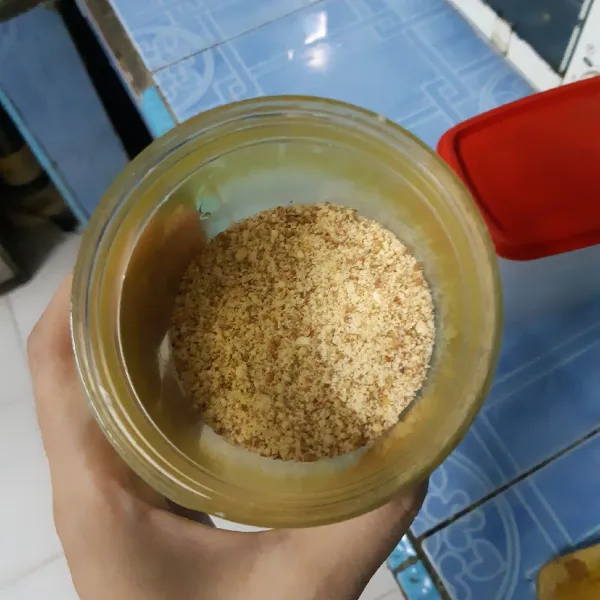 Blender kacang tanah, lalu sangrai dengan api kecil hingga kekuningan dan harum.