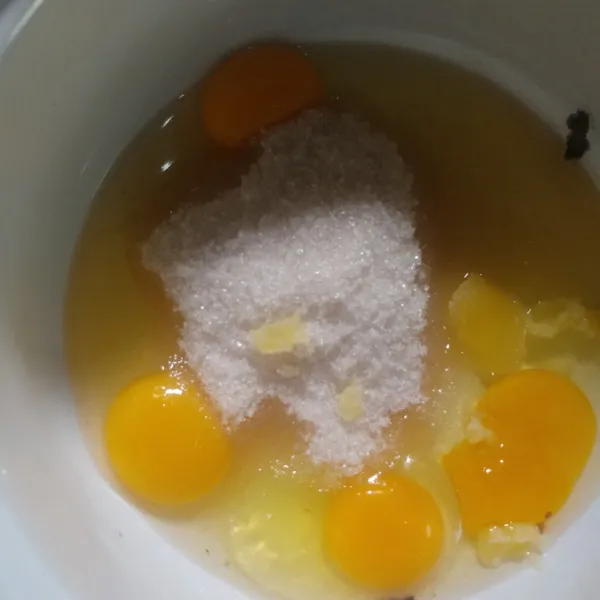 Masukkan telur, gula dan SP ke dalam wadah dan mixer dengan kecepatan tinggi hingga telur mengembang sempurna.
