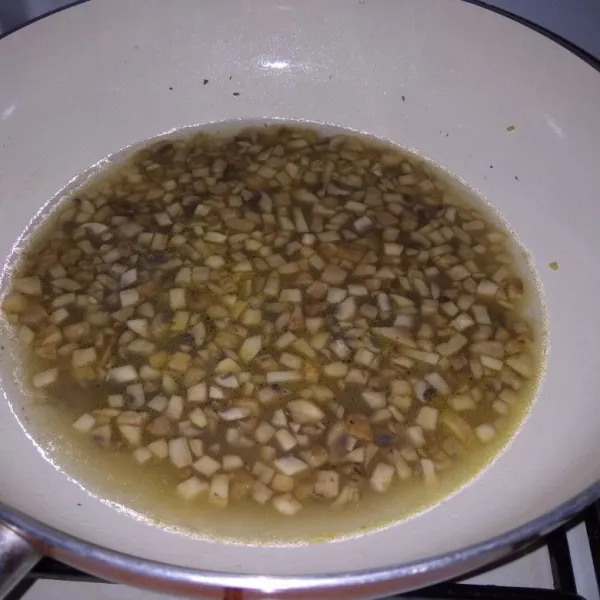 Beri air, dan tambahkan bumbu