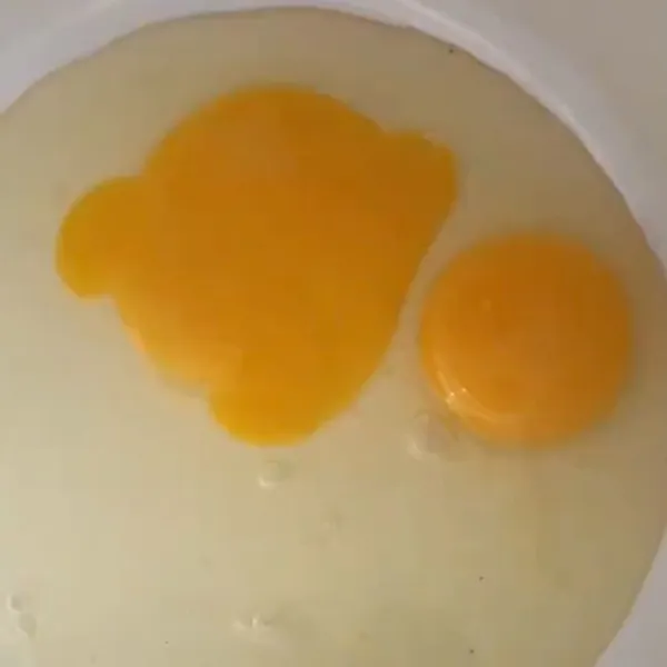 Pecahkan 2 butir telur dan tambah 1 sdm gula pasir. Aduk sampai mengembang.