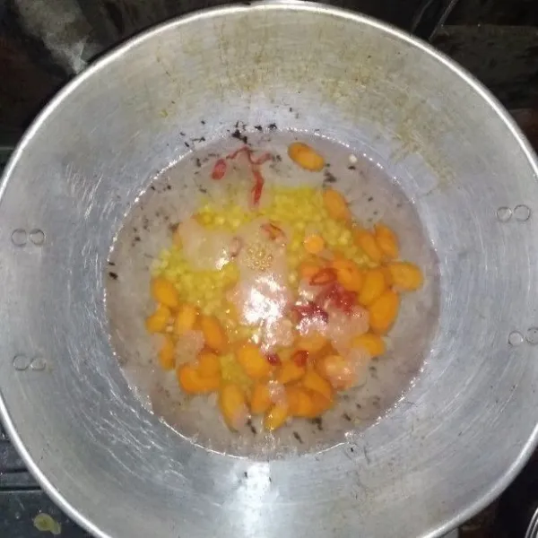 Rebus air sampai mendidih, lalu masukkan jagung dan wortel. Masak sampai empuk