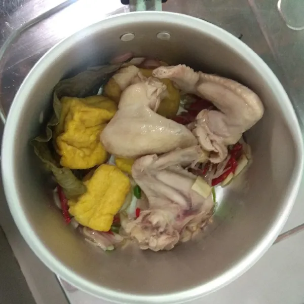 Lalu masukan ayam dan tahu, masak hingga ayam berubah warna.